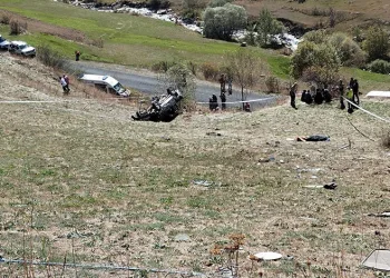 Kamyonet 70 metrelik uçuruma yuvarlandı: 2 ölü