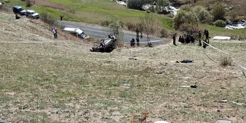 Kamyonet 70 metrelik uçuruma yuvarlandı: 2 ölü