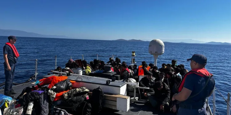 Ayvalık’ta 33’ü çocuk 44 göçmen Sahil Güvenlik’ten kaçamadı