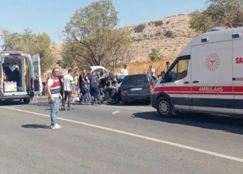 Mardin’de iki otomobil çarpıştı: 12 yaralı
