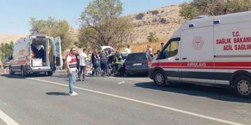 Mardin’de iki otomobil çarpıştı: 12 yaralı