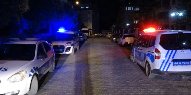 Komşuların bıçaklı kavgası kanlı bitti