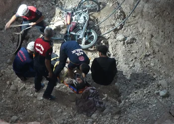 Motosiklet çukura düştü: 2 yaralı