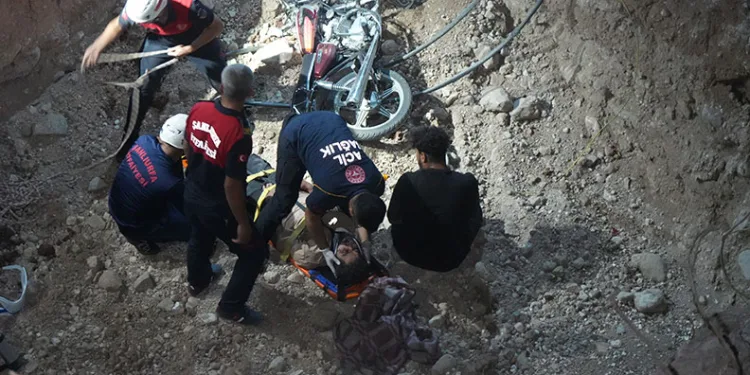 Motosiklet çukura düştü: 2 yaralı