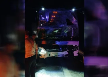 Yolcu otobüsü tıra çarptı: 4 yaralı