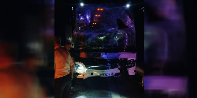Yolcu otobüsü tıra çarptı: 4 yaralı