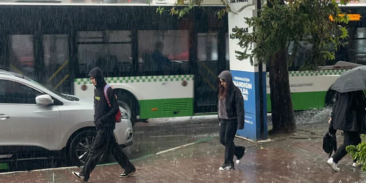 Bursa’da sağanak yağış etkili oldu