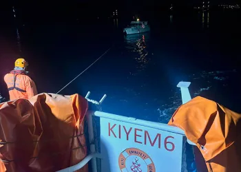 Makine arızası yapan 9 metrelik tekneyi KIYEM ekipleri kurtardı