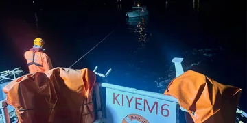 Makine arızası yapan 9 metrelik tekneyi KIYEM ekipleri kurtardı