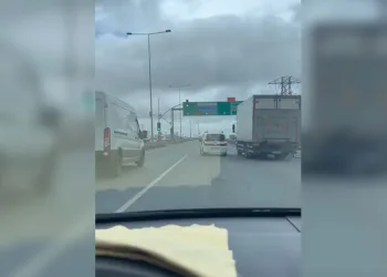 Trafikte tehlikeli inatlaşma kamerada