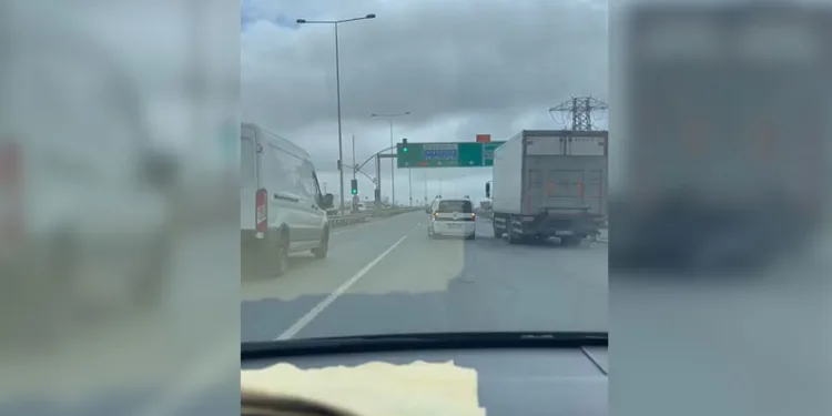 Trafikte tehlikeli inatlaşma kamerada