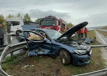 Otoyolda bariyerleri yerinden söken lüks otomobil hurdaya döndü