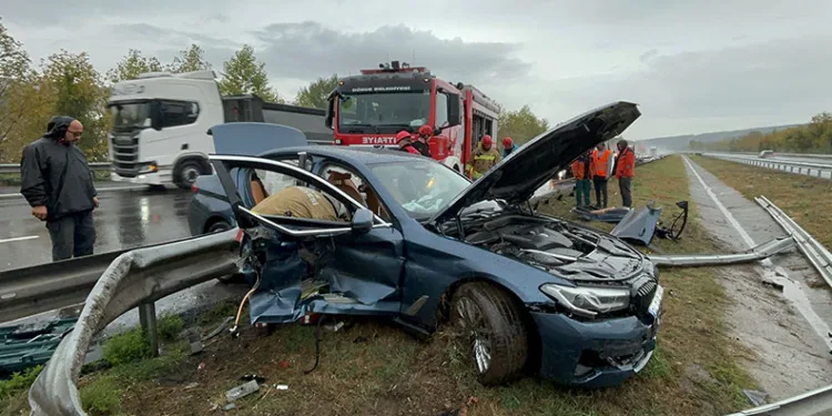 Otoyolda bariyerleri yerinden söken lüks otomobil hurdaya döndü
