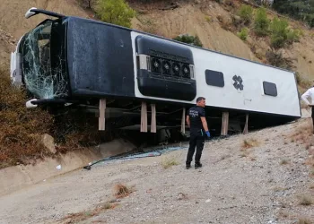 Isparta-Antalya yolunda yolcu otobüsü şarampole devrildi: 8 yaralı
