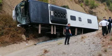 Isparta-Antalya yolunda yolcu otobüsü şarampole devrildi: 8 yaralı