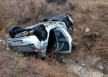 Otoyolda 3 araç birbirine girdi, otomobil su kanalına uçtu