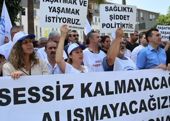 Adana’da doktora şiddet protesto edildi