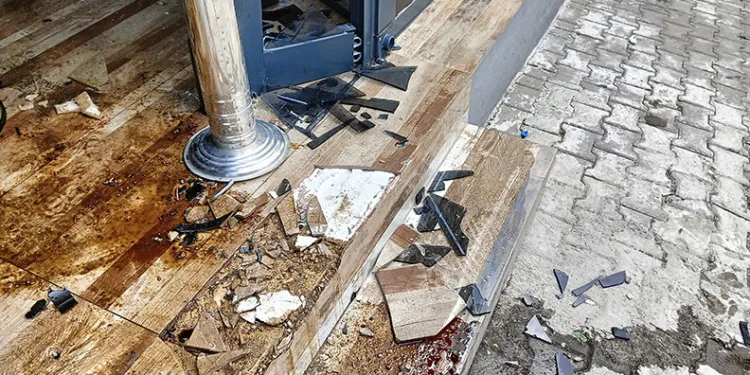 Otomobiliyle husumetlisinin dükkanına girdi