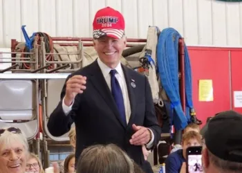 Biden, “Trump 2024” şapkasını taktı