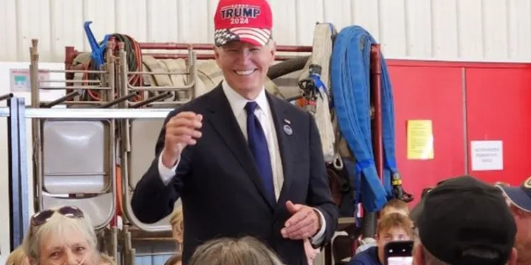Biden, “Trump 2024” şapkasını taktı