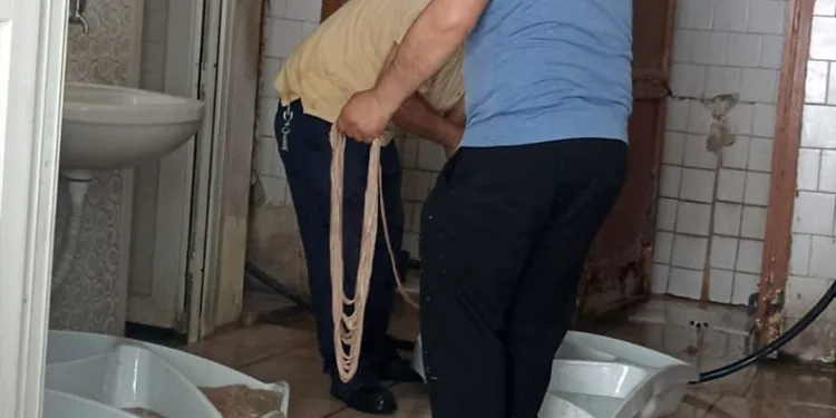 Umumi tuvalette bağırsak temizlediler