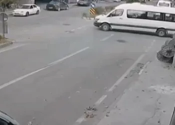 Bursa’da otomobil kaldırıma çıkarak durabildi