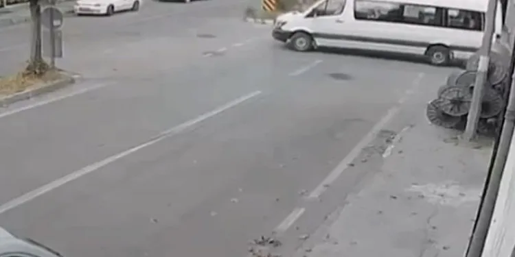 Bursa’da otomobil kaldırıma çıkarak durabildi