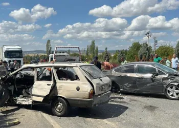 Uşak’ta otomobiller çarpıştı: 1 ölü, 4 yaralı