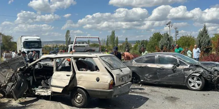 Uşak’ta otomobiller çarpıştı: 1 ölü, 4 yaralı