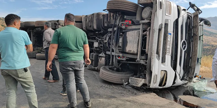 Kömür yüklü tır devrildi: Siirt-Şırnak karayolu trafiğe kapandı