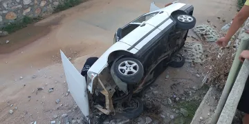 Burdur’da kontrolden çıkan otomobil dereye uçtu