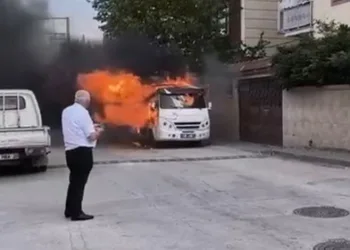 Bursa’da park halindeki minibüs alev alev yandı