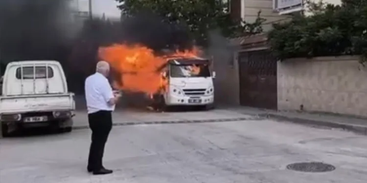 Bursa’da park halindeki minibüs alev alev yandı