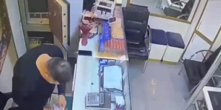 16 yıl çalıştığı kuyumcudan milyonluk vurgun yaptı