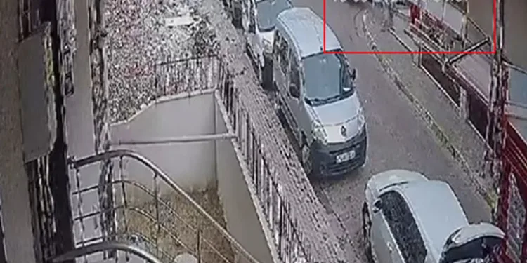Kamyonun devirdiği market tabelası alışverişten çıkan adamın kafasına düştü
