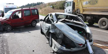Samsun’da hafif ticari araç ile otomobil çarpıştı: 4 yaralı