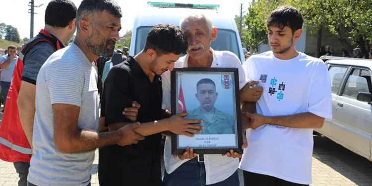 Piyade Er Mustafa Alemdar, gözyaşlarıyla toprağa verildi