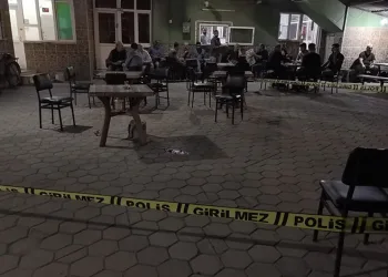 Arkadaşını tornavidayla ağır yaraladı, alkol içerken yakalandı