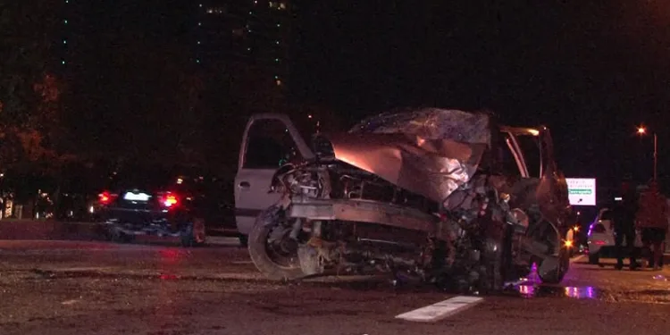 Kontrolden çıkan otomobil refüje girdi: 2 ağır yaralı