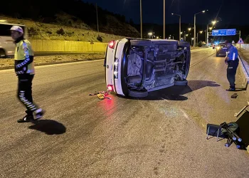 Burdur’da bordür taşına çarpan otomobil devrildi