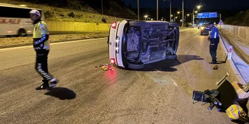 Burdur’da bordür taşına çarpan otomobil devrildi