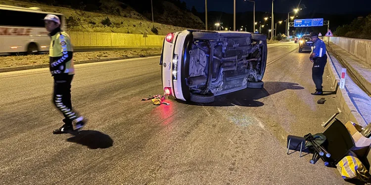 Burdur’da bordür taşına çarpan otomobil devrildi