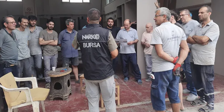 Bursa’da narkotik polisi vatandaşları bilgilendirdi