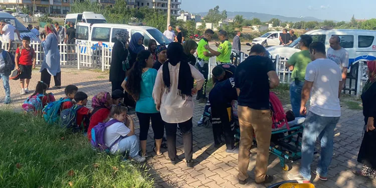 Osmaniye’de okul servisi ile otomobil çarpıştı: 5 yaralı