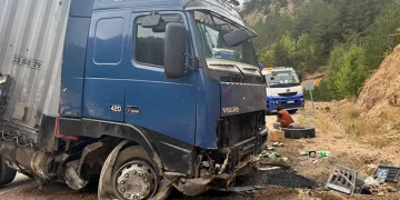 Tersun Dağı geçidinde tır devrildi