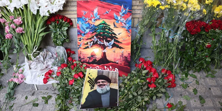 Lübnan’ın Tahran Büyükelçiliği önüne saldırılarda ölenler için çiçek bırakıldı