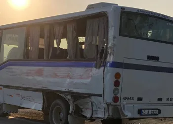 Manisa’da işçi servisiyle kamyonet çarpıştı