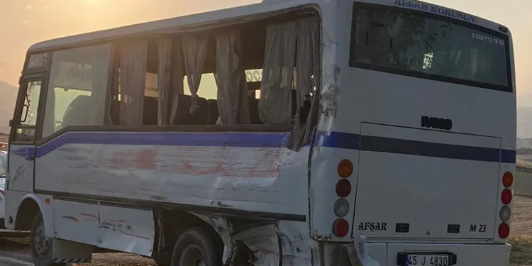 Manisa’da işçi servisiyle kamyonet çarpıştı