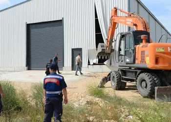 Kırsal mahallelerdeki 3 kaçak yapı yıkıldı