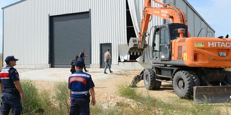 Kırsal mahallelerdeki 3 kaçak yapı yıkıldı